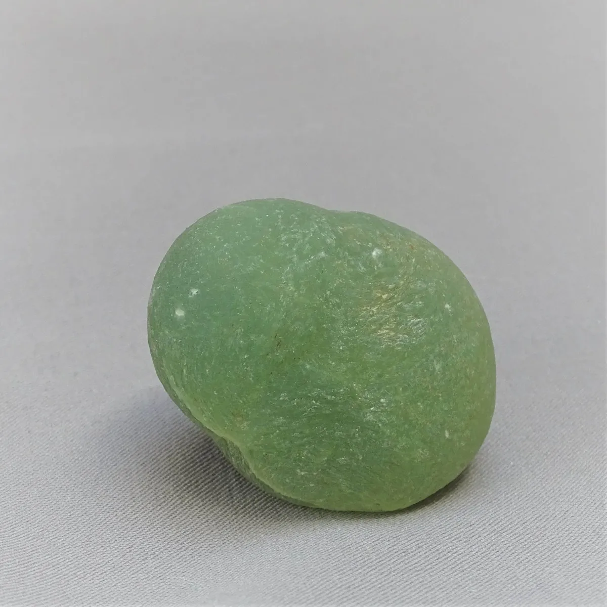 Prehnite natural mineral 80.2g, Mali
