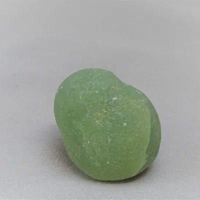 Prehnite natural mineral 80.2g, Mali