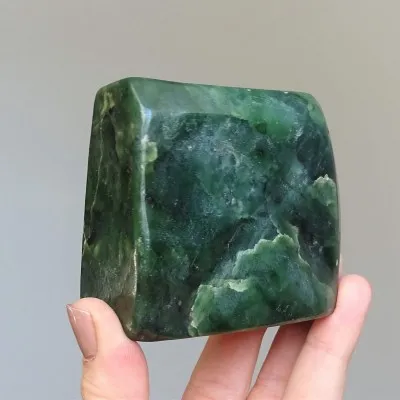 Nephrit poliert 370g, Pakistan