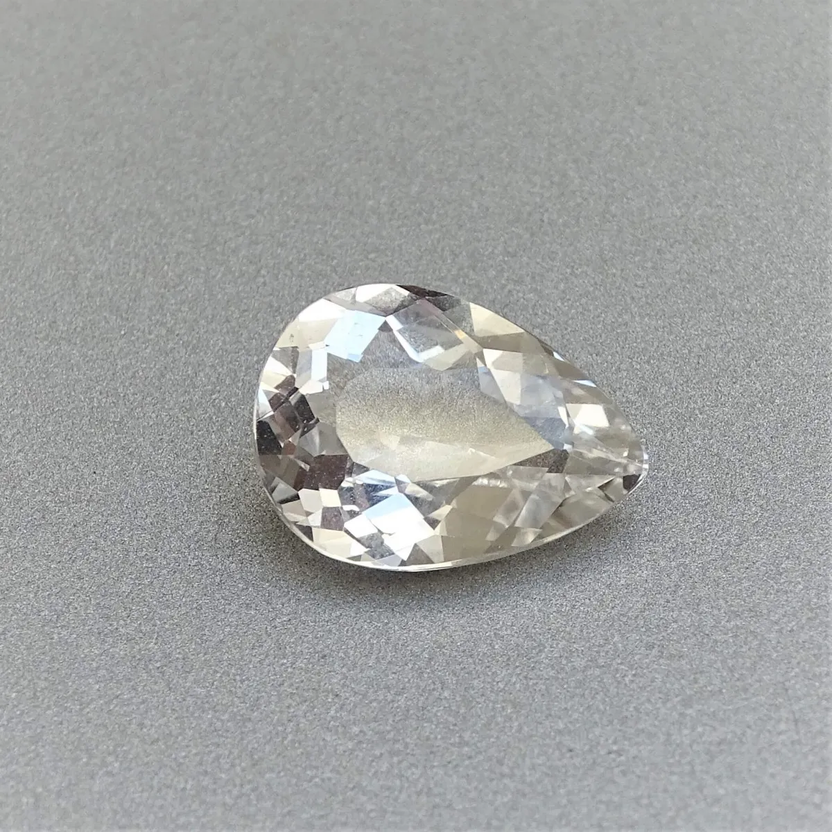 Topas im Naturschliff weiß 6,34 ct, Brasilien