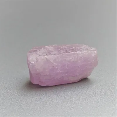 Kunzit přírodní krystal 15,6g, Afganistán