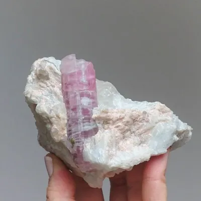 Turmalin rosa natürlicher Kristall in Felsen mit Aquamarin 316g, Afghanistan