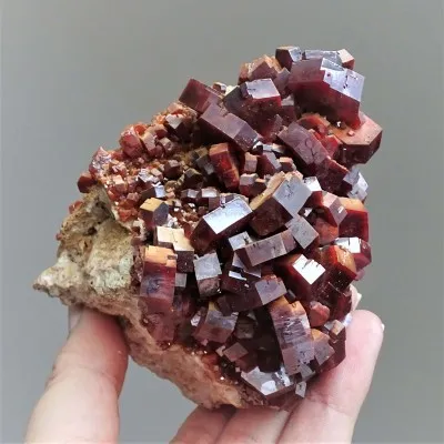 Vanadinite mineral 695g, Morocco
