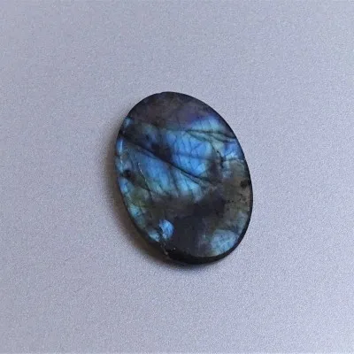 Labradorit kabošon 8,5g, Madagaskar