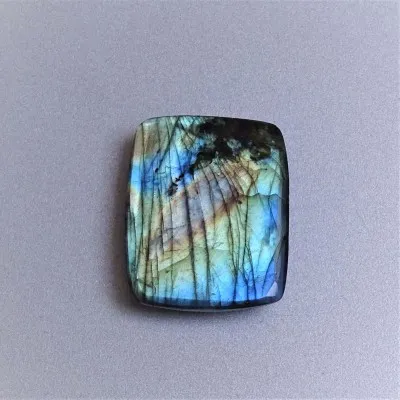 Labradorit kabošon 11,2g, Madagaskar