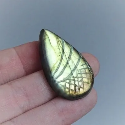 Labradorit kabošon 11,2g, Madagaskar