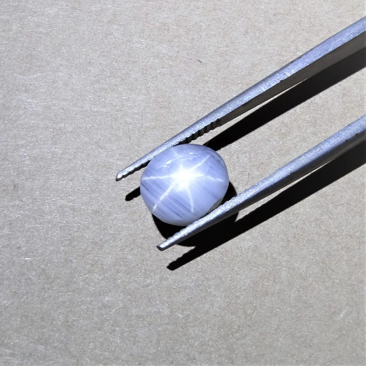 Natürlicher Sternsaphir - 7,06 ct mit Zertifikat, Sri Lanka