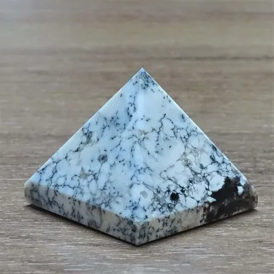 Dendritischer Opal (Merlinit) Pyramide 83g, Madagaskar