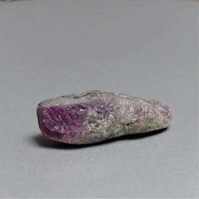 Rubín korund surový 106ct, Mali