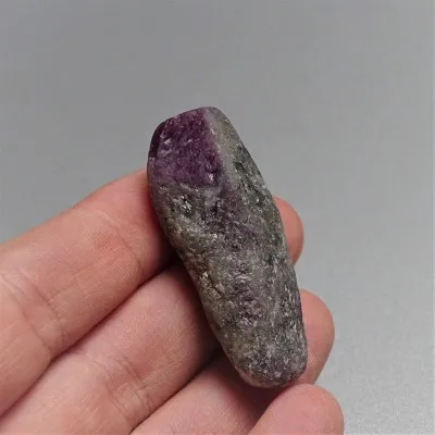 Rubin Korund roh 106ct, Mali