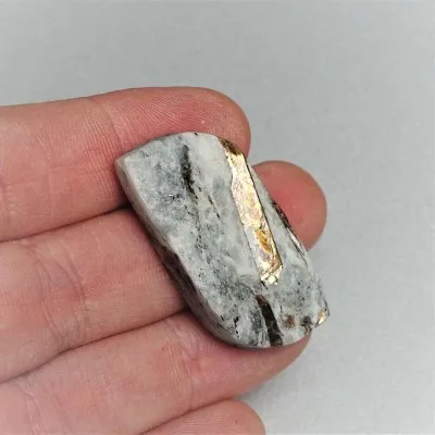 Astrofylit kabošon přírodní neleštěný minerál 8,3g, Rusko
