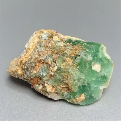 Fluorit surový minerál smaragdově zelená barva 106,4g, Pakistán