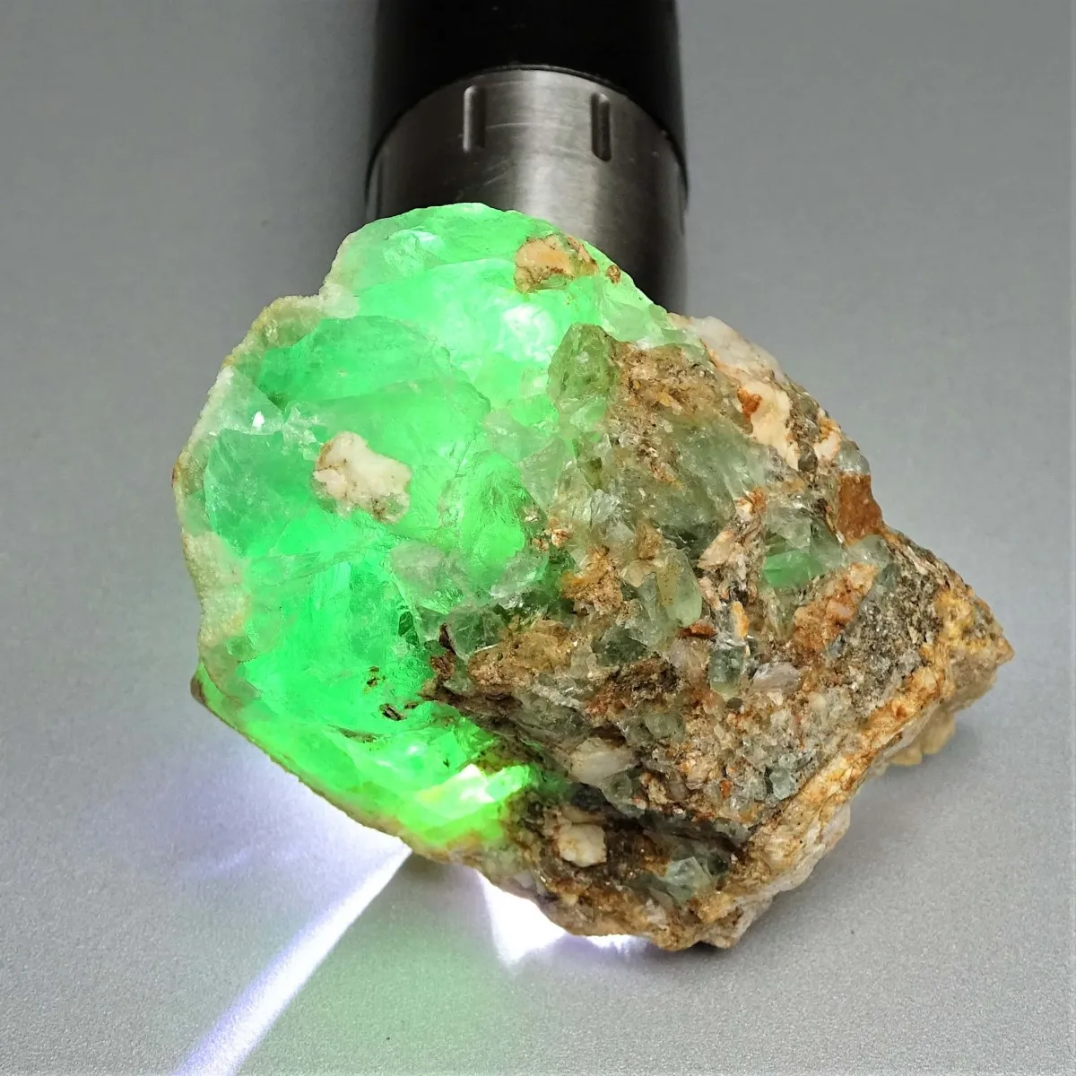 Fluorit-Rohmineral smaragdgrüne Farbe 106,4g, Pakistan