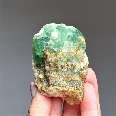 Fluorit surový minerál smaragdově zelená barva 106,4g, Pakistán