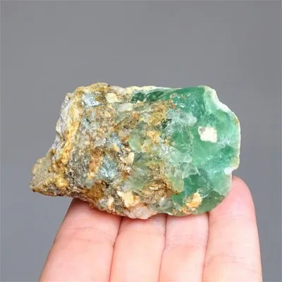 Fluorit-Rohmineral smaragdgrüne Farbe 106,4g, Pakistan