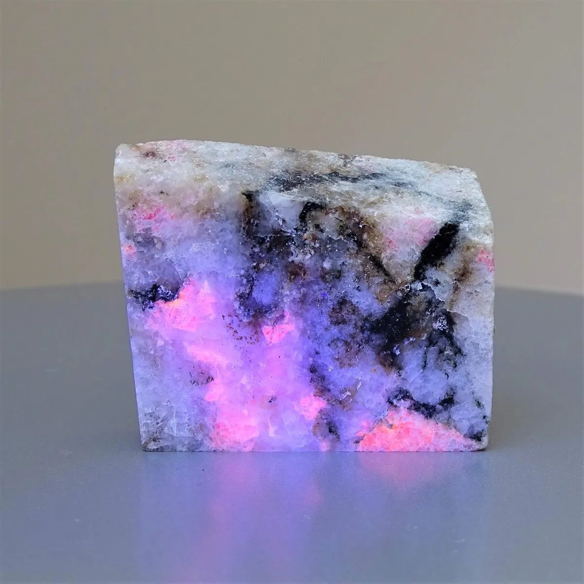 Tugtupit polished 68.1g, Greenland