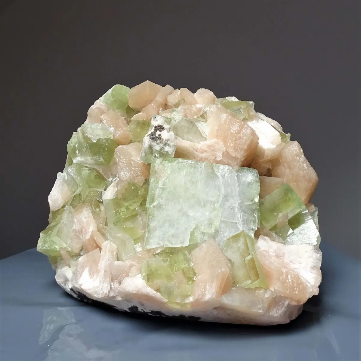 Apophyllite green, stilbite 2032g, India