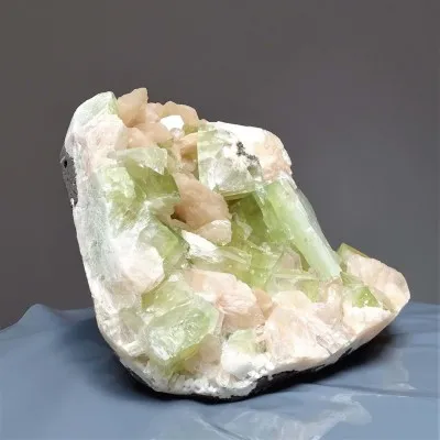 Apophyllite green, stilbite 2032g, India