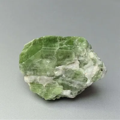 Diopsid natürlicher grüner Kristall 116,2g, Afghanistan