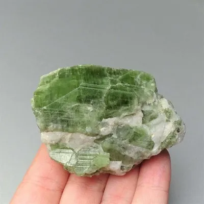 Diopsid natürlicher grüner Kristall 116,2g, Afghanistan