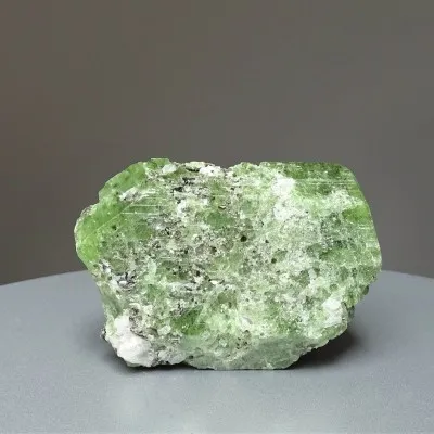 Diopsid přírodní zelený krystal 176,4g, Afganistán