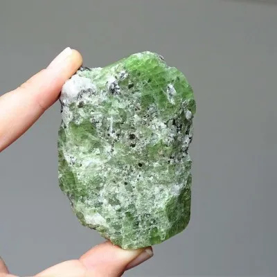 Diopside natural green crystal 176.4g, Afghanistan