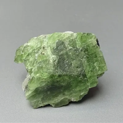 Diopsid natürlicher grüner Kristall 89,1g, Afghanistan