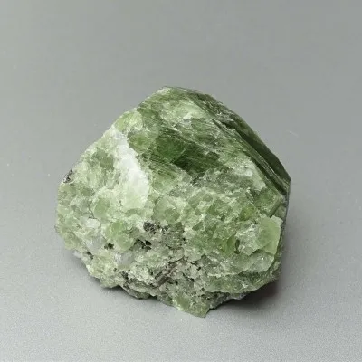 Diopsid přírodní zelený krystal 111,9g, Afganistán
