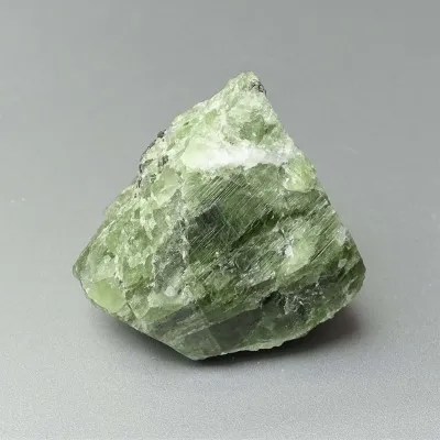 Diopsid natürlicher grüner Kristall 111,9g, Afghanistan