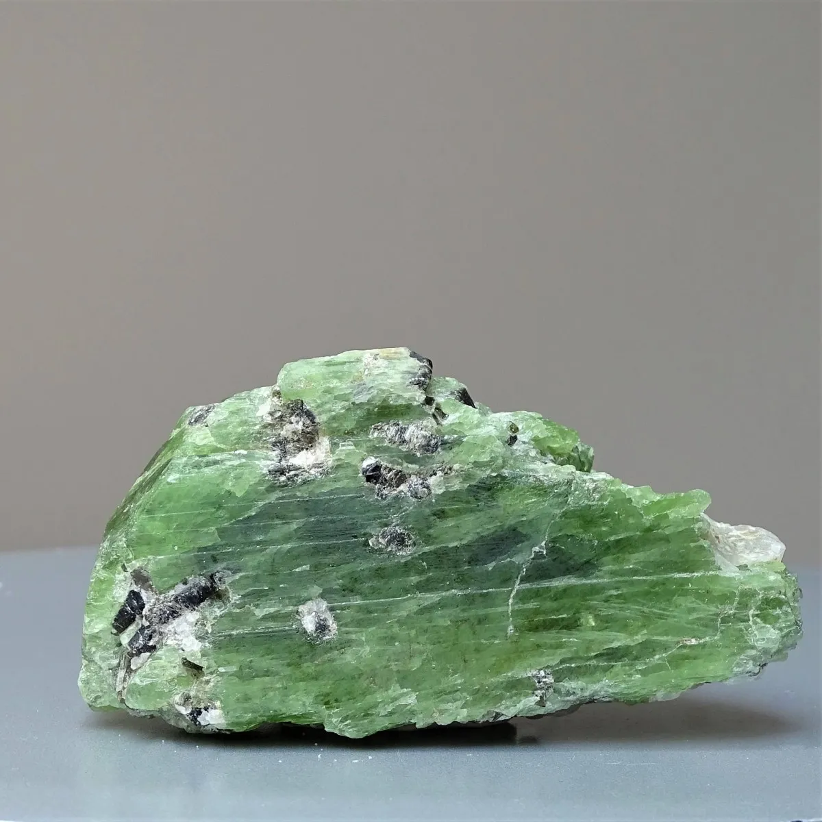 Diopsid natürlicher grüner Kristall 214,4g, Afghanistan