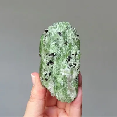 Diopsid natürlicher grüner Kristall 214,4g, Afghanistan