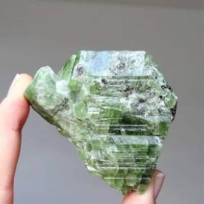 Diopsid natürlicher grüner Kristall 156,4g, Afghanistan