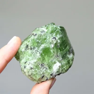 Diopsid přírodní zelený krystal 110,6g, Afganistán
