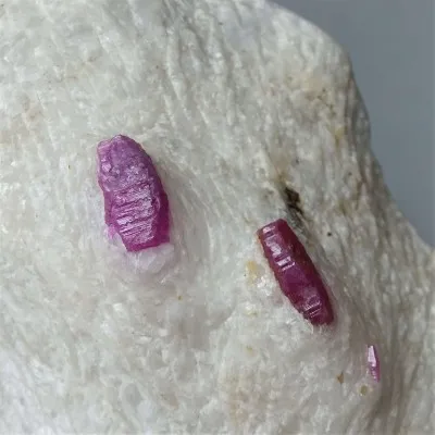 Rubin-Naturkristalle in Marmor 1055g, Vietnam