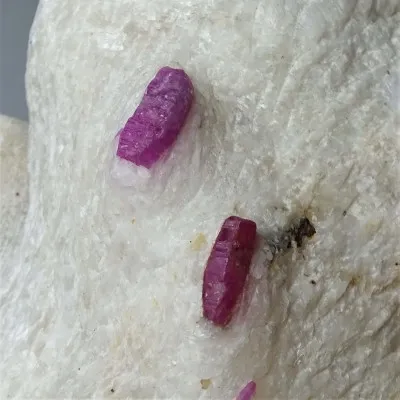 Rubín přírodní krystaly v mramoru 1055g, Vietnam