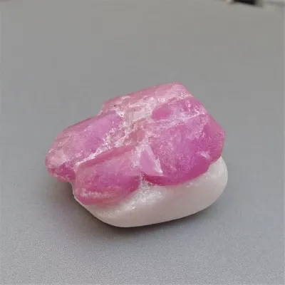 Natürlicher roher Rubin 72,2g, Mazedonien