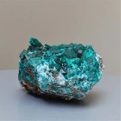 Dioptas natürliche Kristalle im Gestein 151g, Kongo
