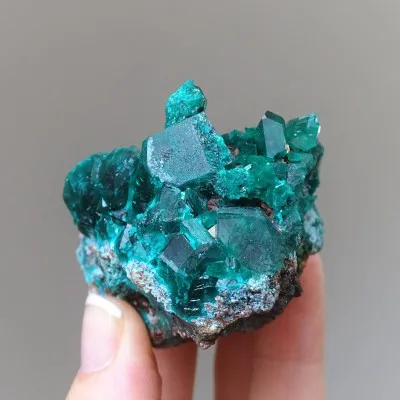Dioptas natürliche Kristalle im Gestein 151g, Kongo