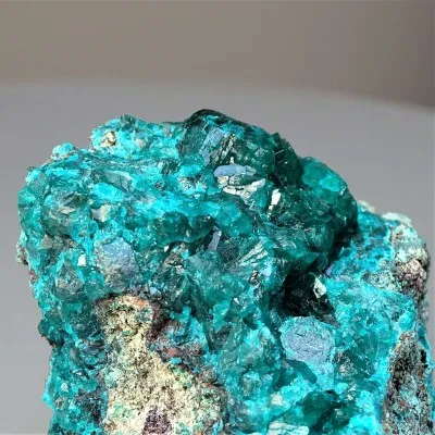 Dioptas natürliche Kristalle im Gestein 164g, Kongo