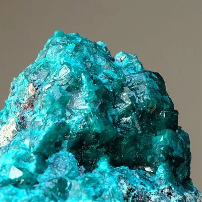 Dioptas natürliche Kristalle im Gestein 164g, Kongo
