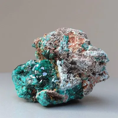 Dioptas natürliche Kristalle im Gestein 207g, Kongo