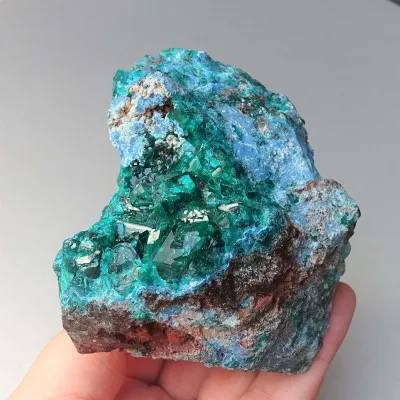 Dioptas přírodní krystaly v hornině 413g, Kongo