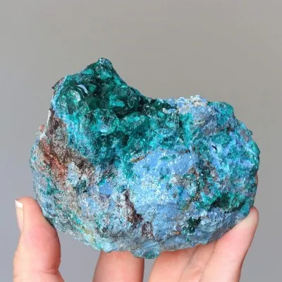 Dioptas přírodní krystaly v hornině 413g, Kongo