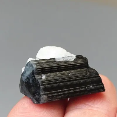 Turmalín přírodní krystal 7,9g, Pakistán