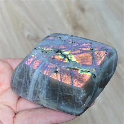 Labradorit přírodní leštěný 297g, Madagaskar