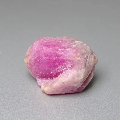 Rubín přírodní surový 46,4g, Makedonie