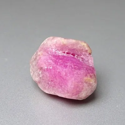 Rubín přírodní surový 46,4g, Makedonie
