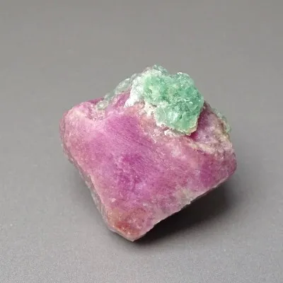 Rubín přírodní surový 120g, Makedonie