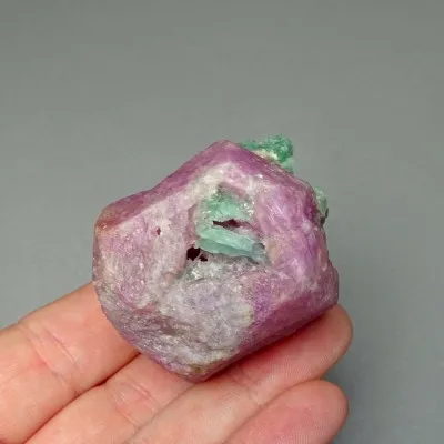 Rubín přírodní surový 120g, Makedonie