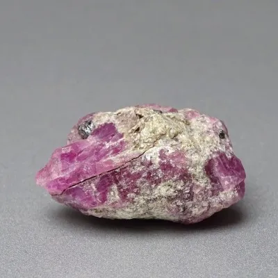 Natürlicher roher Rubin im Gestein 14,3 g, Grönland